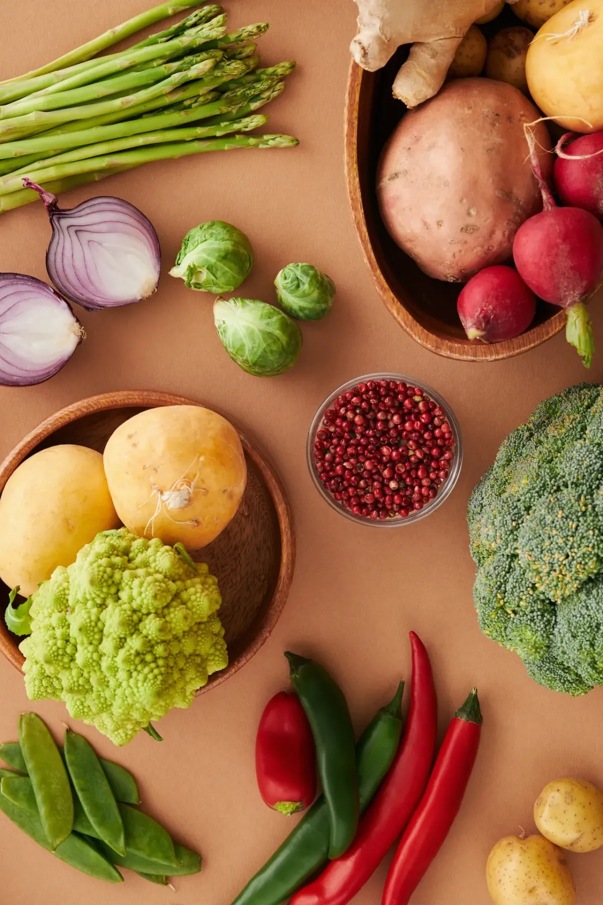 Dieta Wegetariańska - Co To Takiego? Dieta wegetariańska to sposób odżywiania, który wyklucza spożycie mięsa zwierzęcego, w tym mięsa drobiowego i ryb. Jednak osoby stosujące dietę wegetariańską wciąż spożywają produkty pochodzenia roślinnego, takie jak warzywa, owoce, orzechy, nasiona, produkty zbożowe, nabiał i jaja. Istnieją różne odmiany diety wegetariańskiej, w zależności od stopnia wykluczenia mięsa i innych produktów odzwierzęcych. Rodzaje Diet Wegetariańskich Lakto-owowegetarianizm: